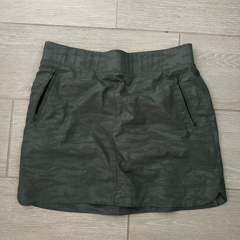 Orvis Camo Embossed Travel Skort with Inner Shorts Size M